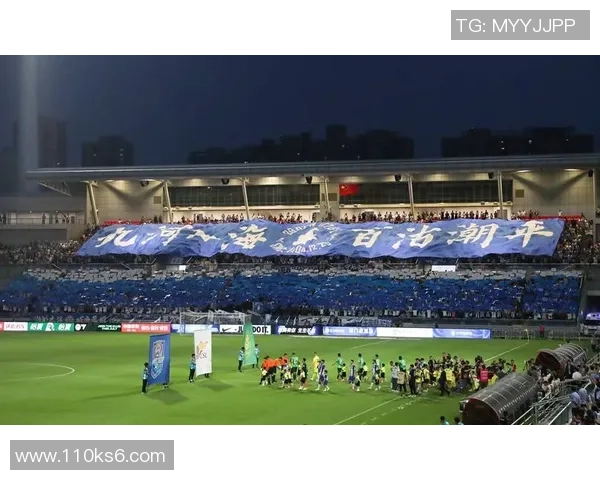 激情四溢的球迷助威足球场球星为荣耀而战全场沸腾的热血时刻